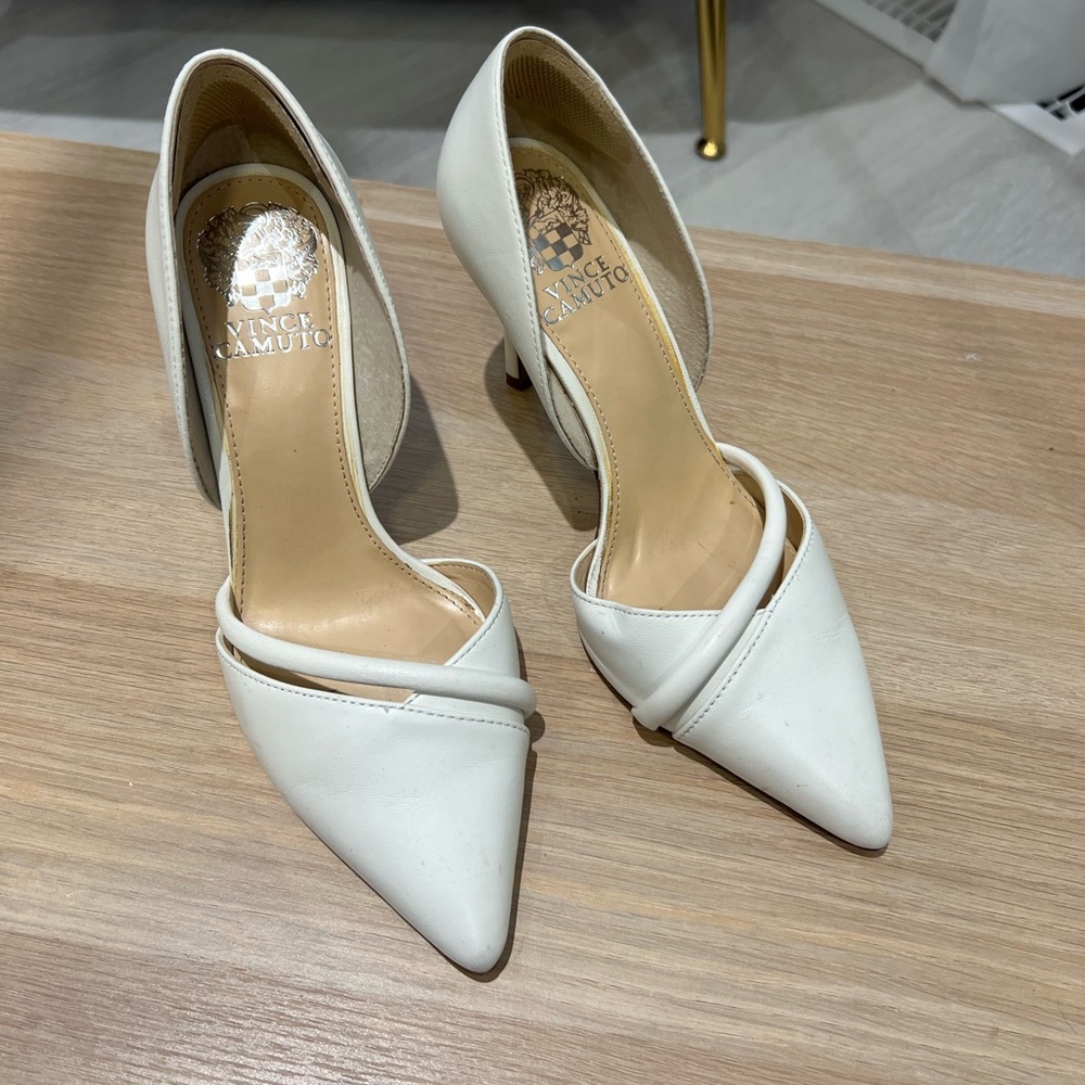 Vince Camuto size 7 white pumps